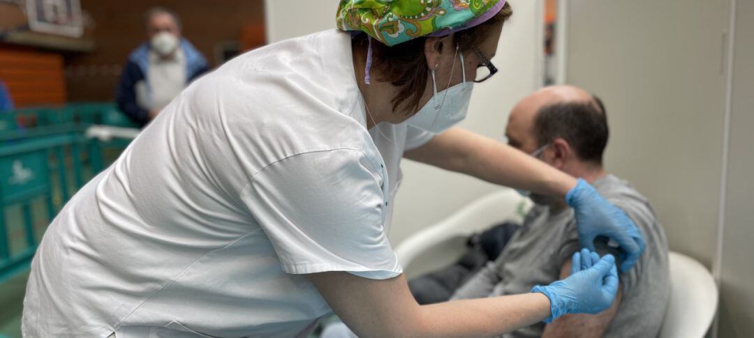 Imagen de archivo de la vacunación contra el coronavirus en Albacete