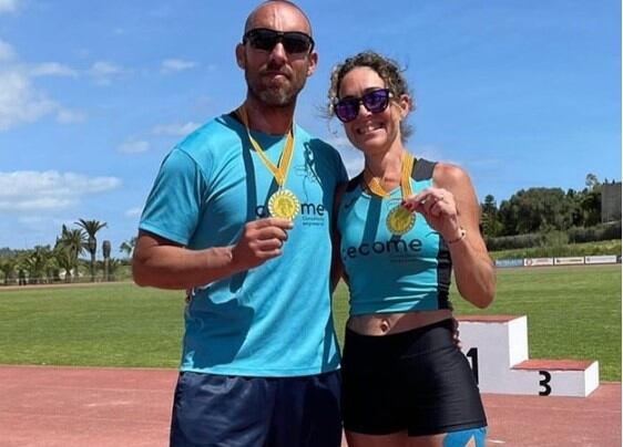 David Barrera i Rosa Coll del Cecome llueixen les medalles d'or guanyades al campionat balear de pentatló de llençaments.