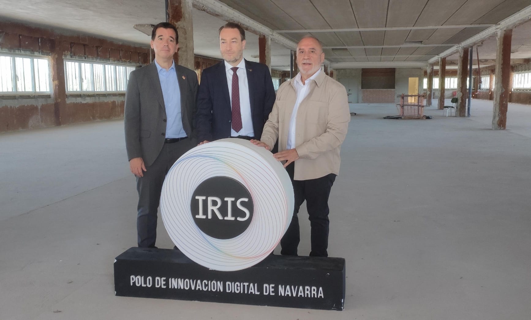 De izquierda a derecha, el consejero de Industria y de Transición Ecológica y Digital Mikel Irujo, el rector de la UPNA Ramón Gonzalo y el consejero de Universidades, Innovación y Transición Digital, Juan Cruz Cigudosa, en las futuras instalaciones del Polo de Innovación Digital en El Sario.