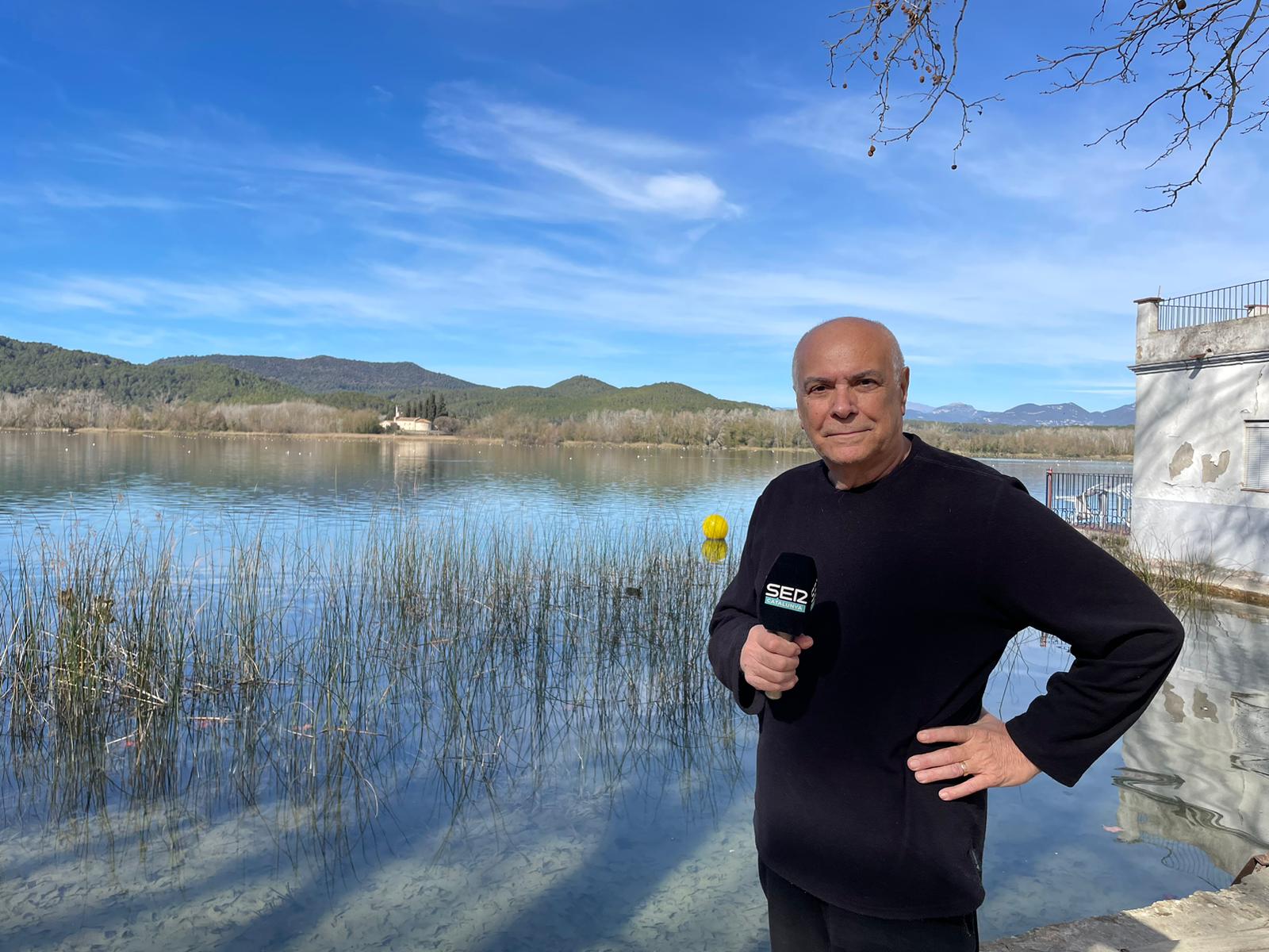 Enric Estragués, davant de l&#039;Estany de Banyoles