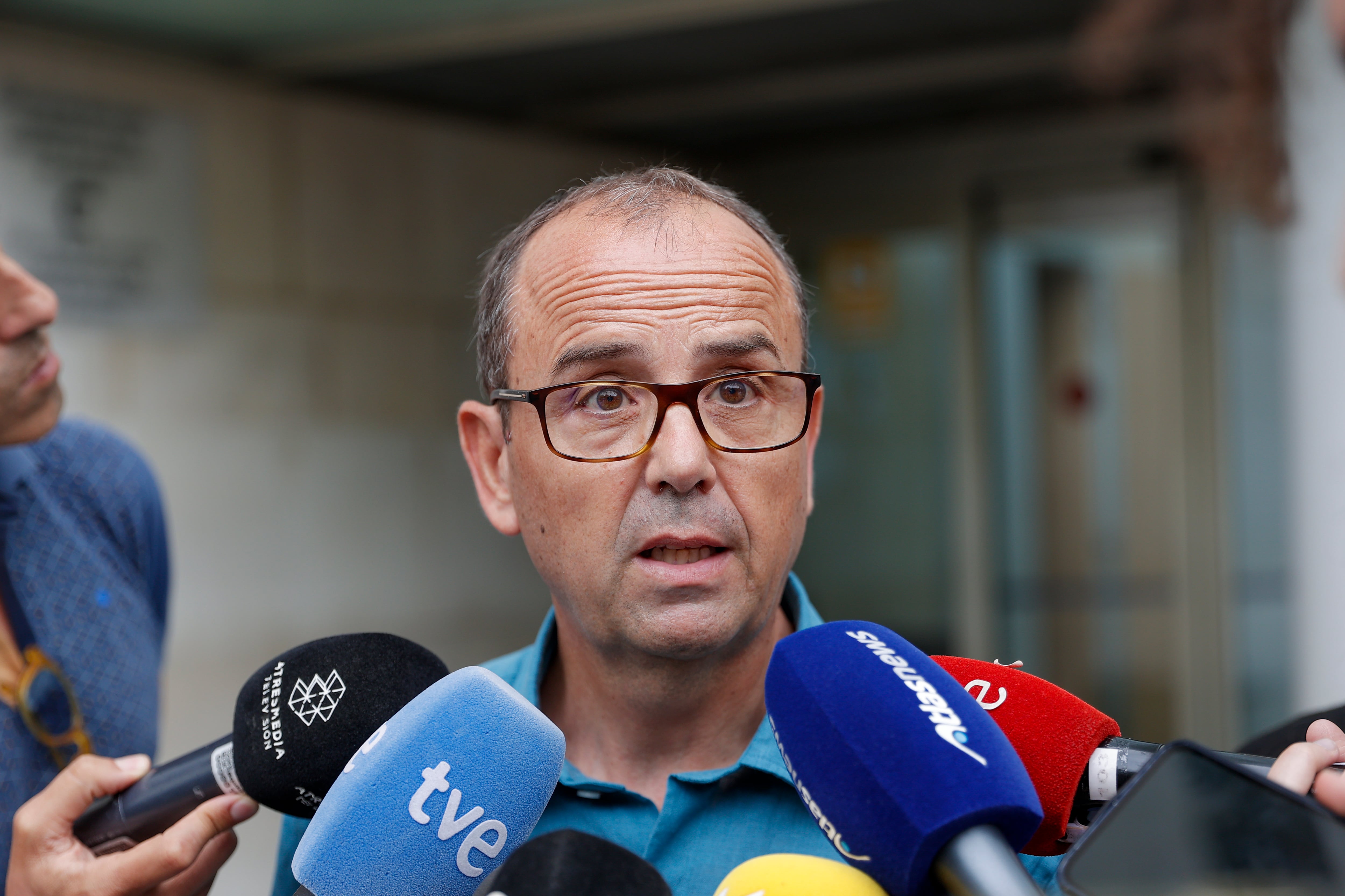 GRAFCVA7890. VALENCIA, 02/06/2025.- El jefe de Climatología de la Agencia Estatal de Meteorología (Aemet) en la Comunitat Valenciana, José Ángel Núñez, a su salida de la Ciudad de la Justicia tras declarar como testigo en el Juzgado de Instrucción 3 de Catarroja (Valencia), que dirige la investigación penal abierta por la gestión de la dana. EFE/Manuel Bruque