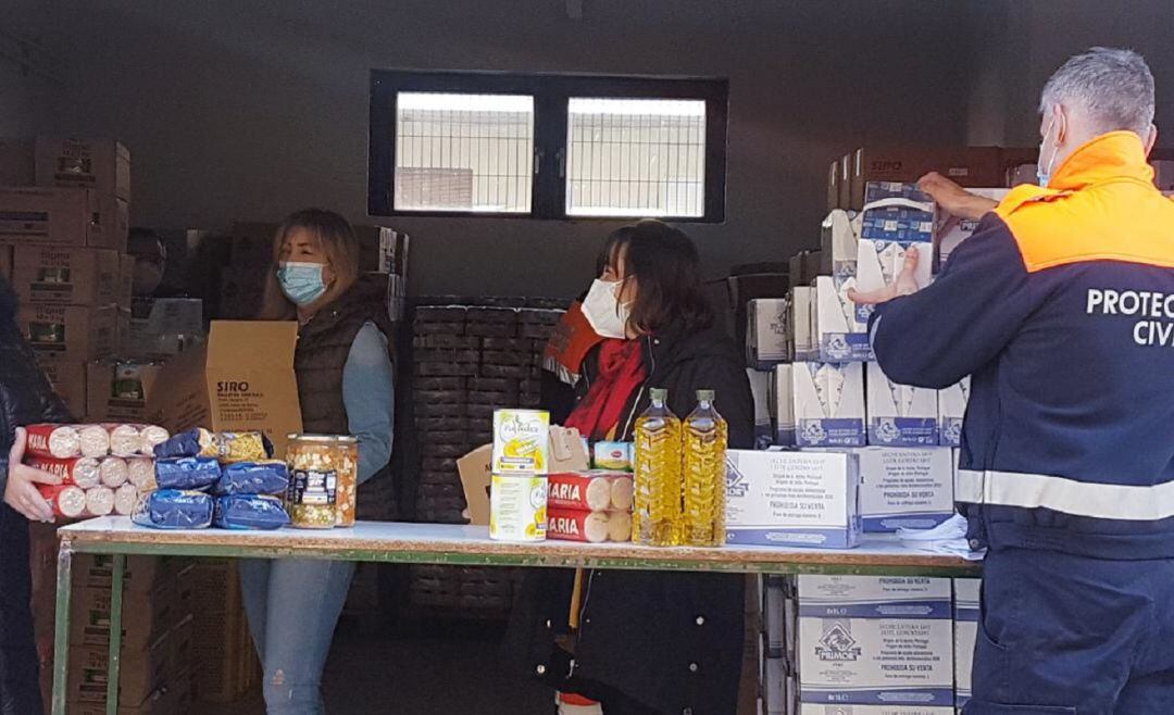Aceite, pasta, galletas o leche son algunos de los productos que se reparten