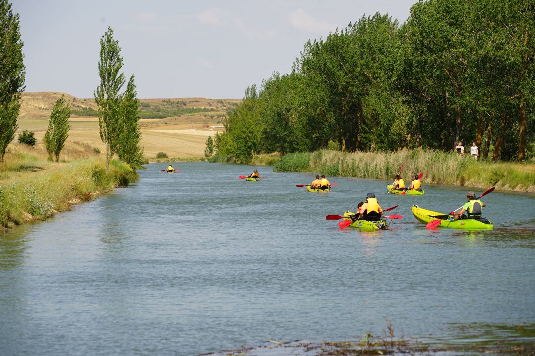 El Canal de Castilla se convierte en el centro del turismo familiar en la provincia de Palencia