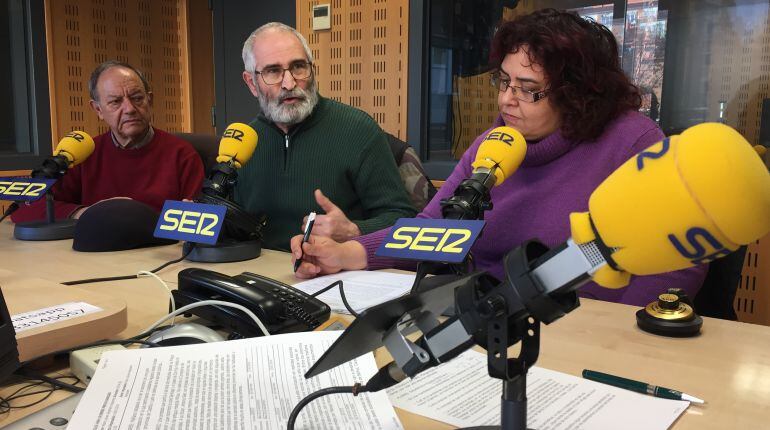Portavoces de la Plataforma en Defensa de la Sanidad Pública de Valladolid, en los estudios de la SER