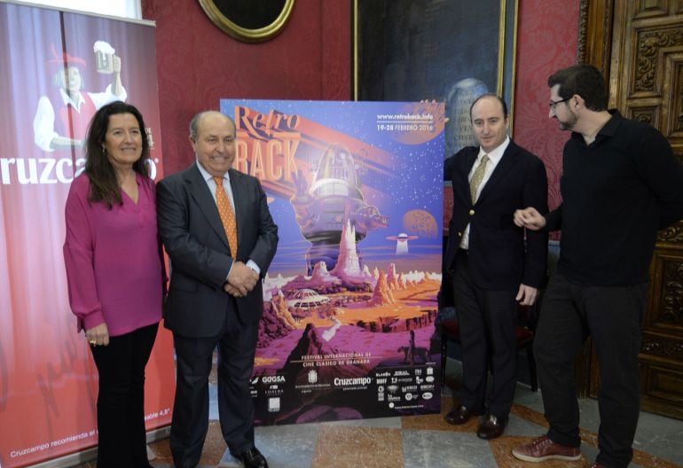 Presentación del festival Retroback de Granada con presencia del alcalde, Torres Hurtado