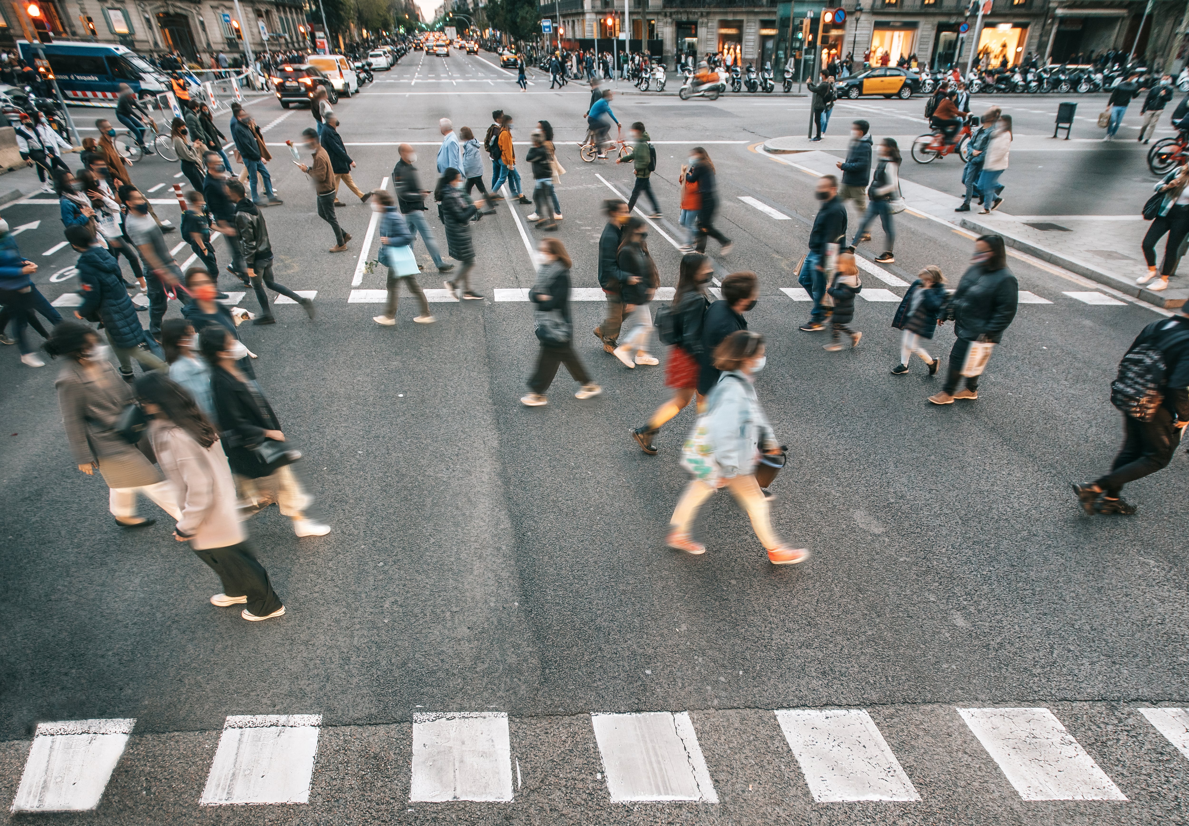 Gente caminando por las calles de Barcelona.