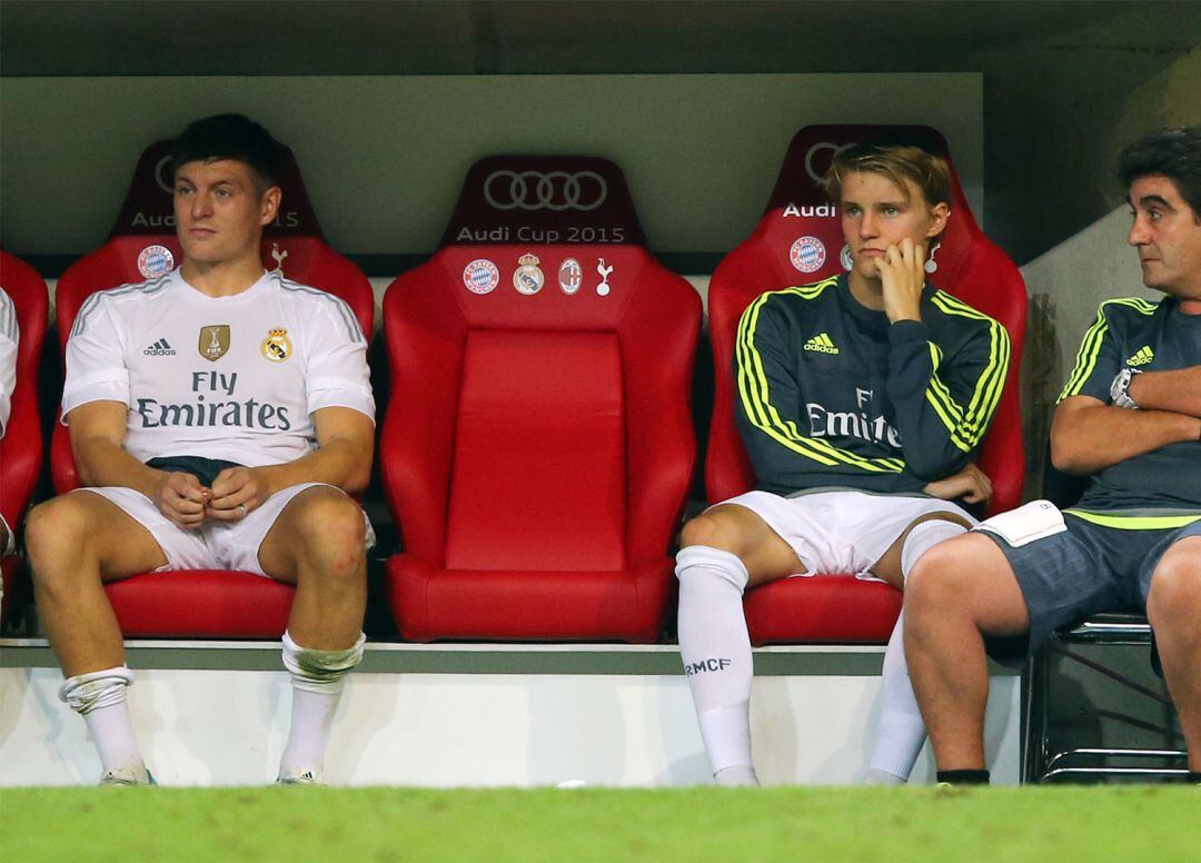 Odegaard, en una foto de archivo de la temporada 2015-2016, en el banquillo del Real Madrid junto a Kroos