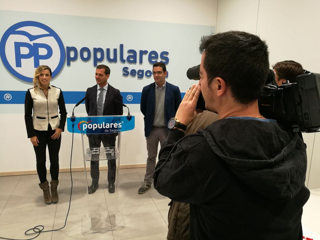 Pablo Pérez acompañado por Carolina García Garzón y José Luis Horcajo durante la rueda de prensa hoy en la sede de su partido
