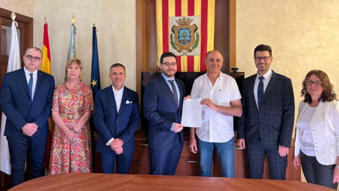 Foto d'arxiu de la signatura del govern a Albaida que s'ha trencat oficialment