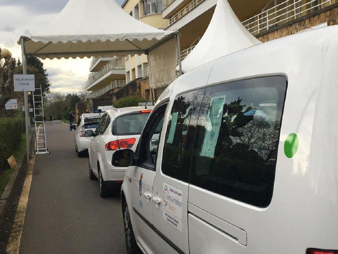 Varios vehículos hacen cola en el AUTOVAC instalado en el exterior del Hospital Monte Naranco (Oviedo)