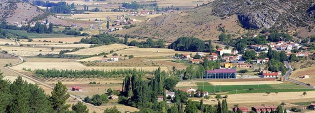 Valle del río Cuervo por el que se dispersan los barrios de Vega del Codorno.