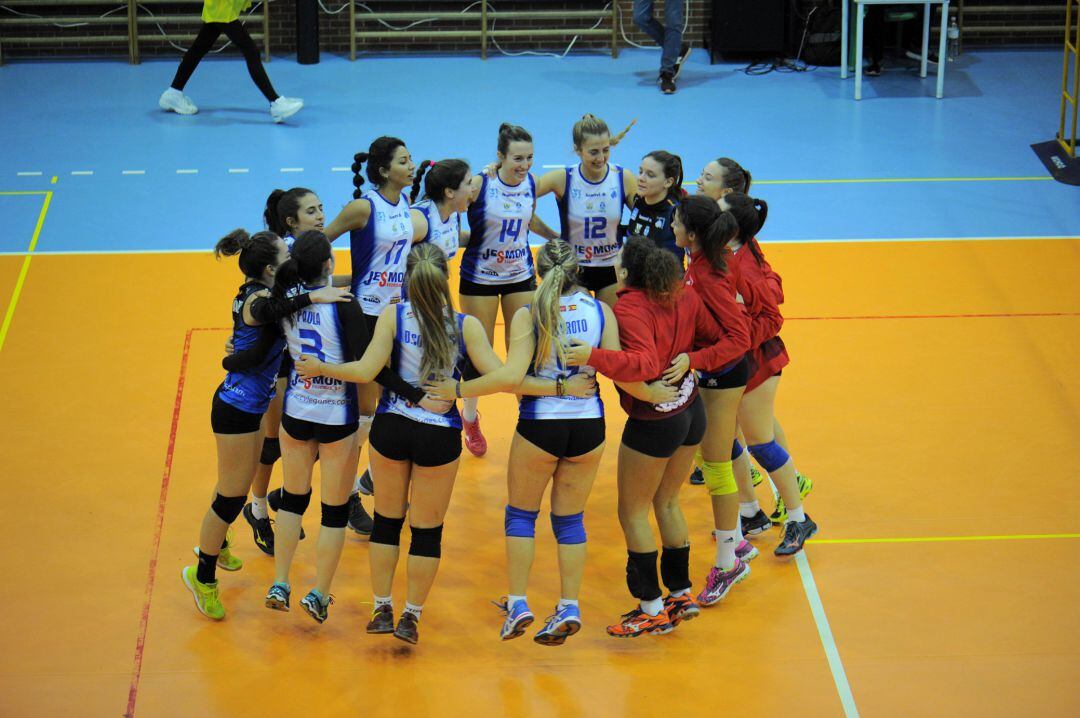 Las jugadoras pepineras celebran un triunfo esta temporada.