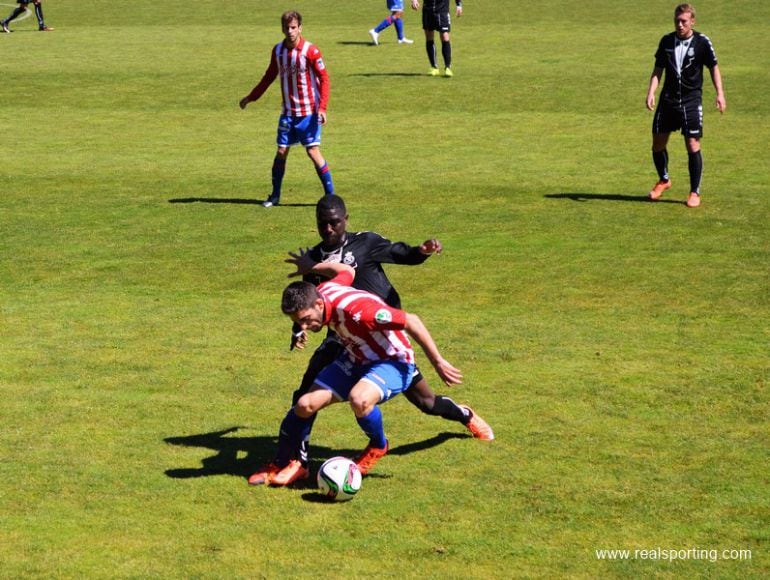 Almoez presiona la salida de balón de Ramón