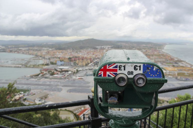 Vista de España desde Gibraltar a través de un telescopio