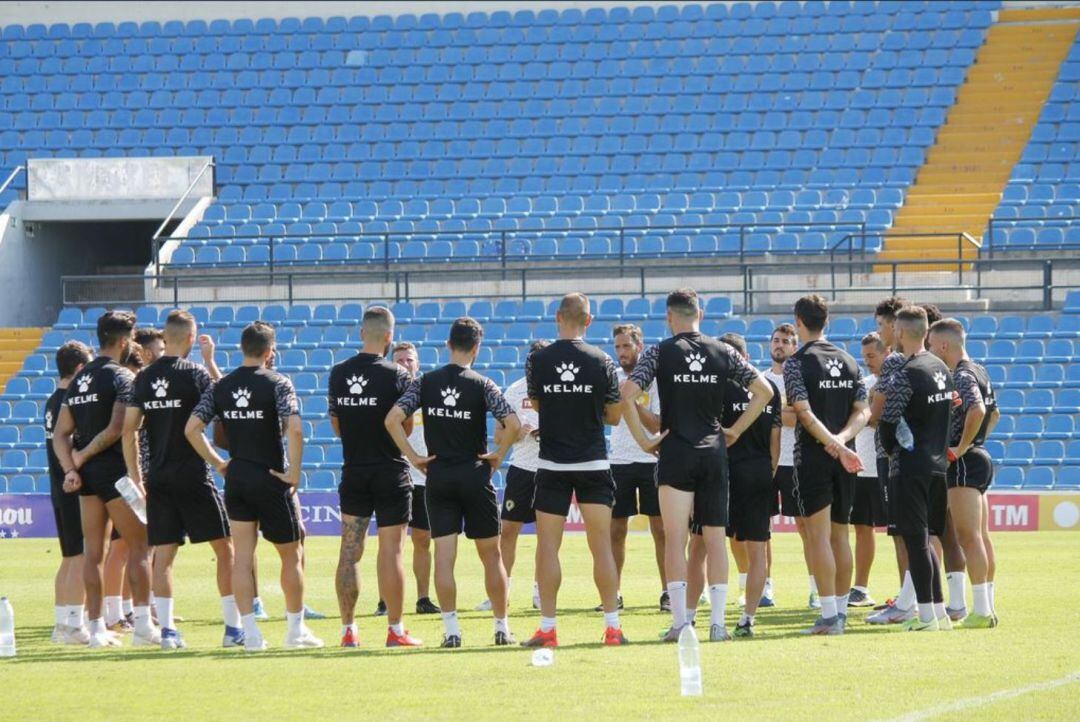 Los jugadores del Hércules escuchan a su entrenador