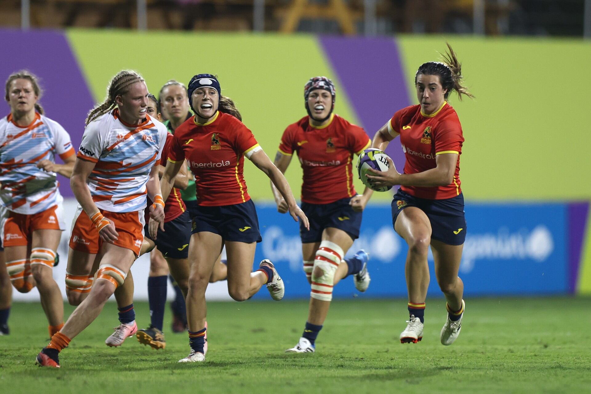 Claudia Cano, jugadora del Club Rugby Cisneros, en un partido con la Selección Española