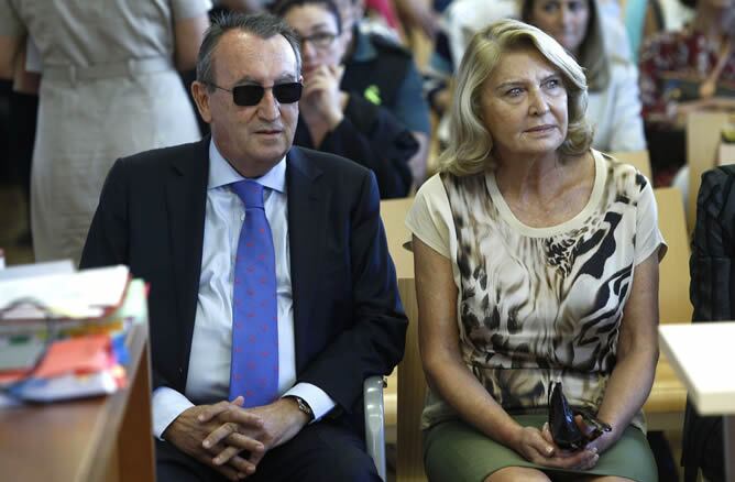 El expresidente de la Diputación y del PP en la provincia Carlos Fabra, junto a su exesposa Amparo Fernández, durante el juicio por el denominado &#039;caso Naranjax&#039;