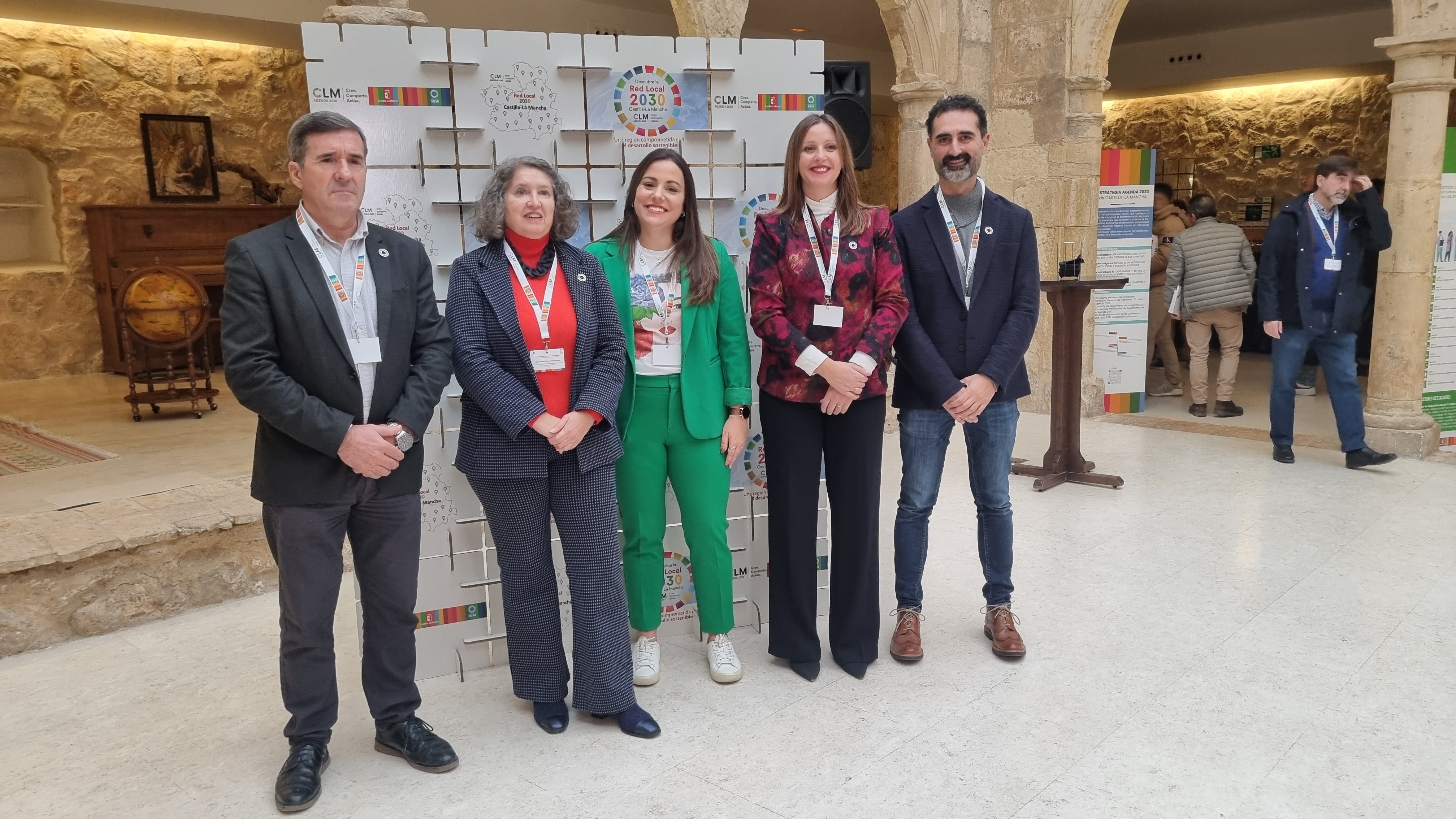 II Jornadas de la Red Local de Agenda 2030. De izquierda a derecha, Rodrigo Molina, diputado provincial de Cuenca de Medio Ambiente; Mercedes Gómez, consejera de Desarrollo Sostenible; Cristina Delgado, alcaldesa de Belmonte; Esther Haro, directora general de Economía Circular y Agenda 2030 y José Ignacio Benito, delegado provincial de Desarrollo Sostenible