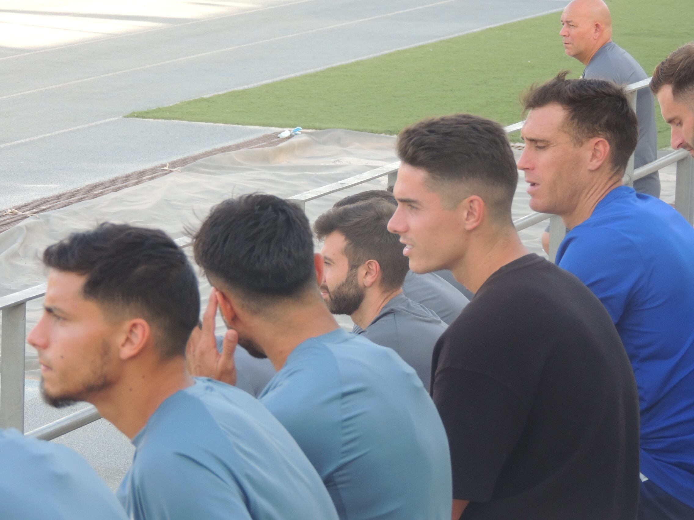 Robertone, en la grada del Anexo con sus compañeros el sábado en el Almería-Marbella.