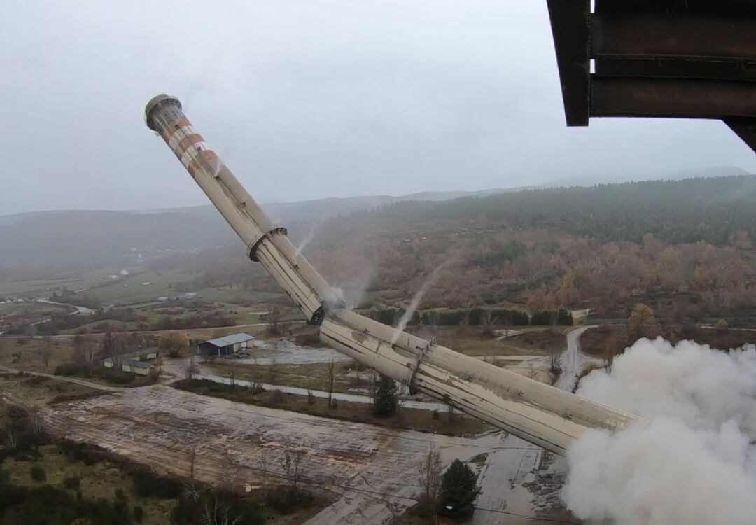 Demolición de la chimenea de la central de Anllares