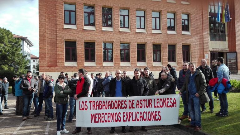 Trabajadores de la empresa Astur Leonesa, durante la concentración en Oviedo