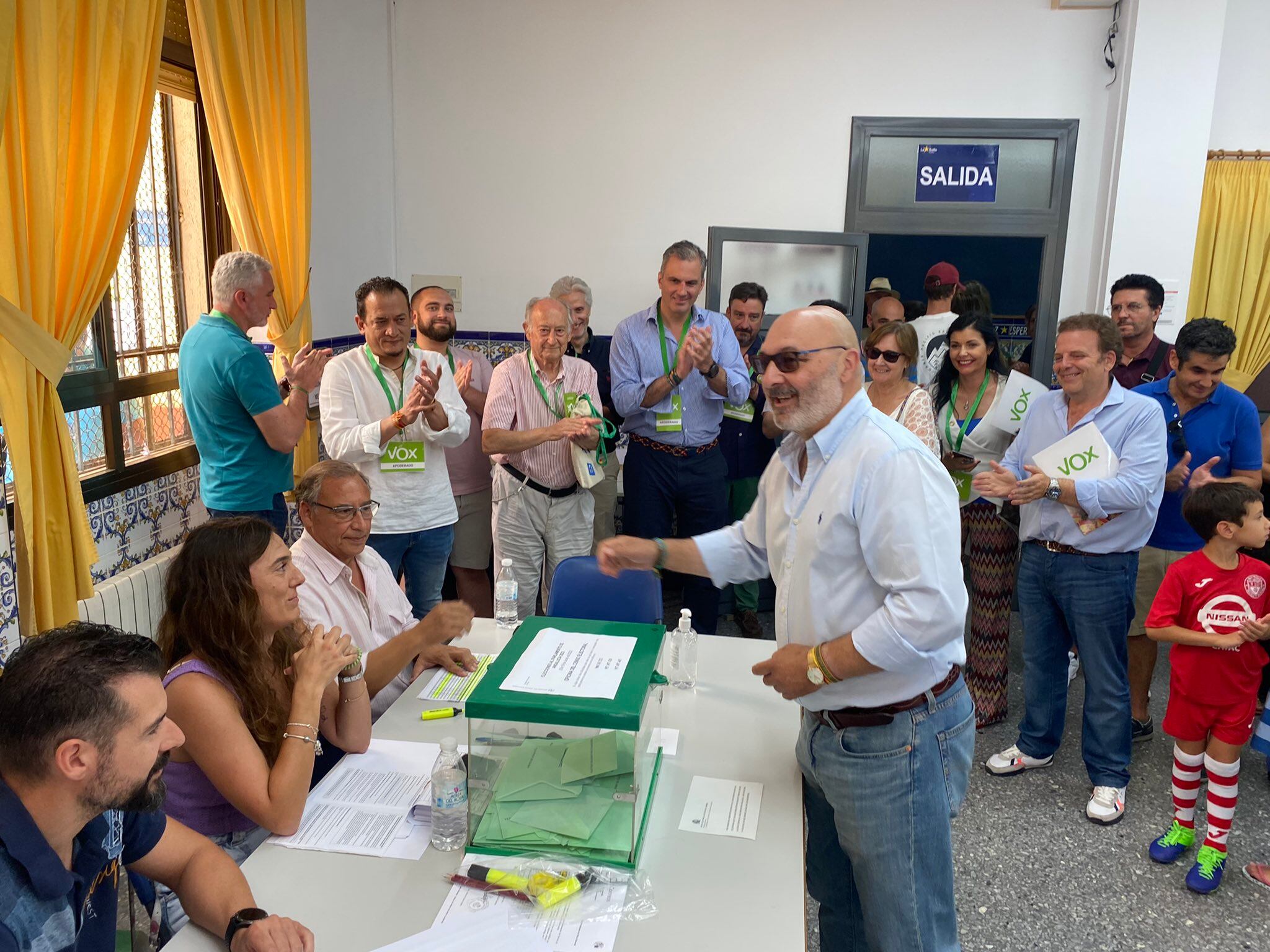 Alejandro Hernández, candidato de Vox por Córdoba votando acompañado de Ortega Smith