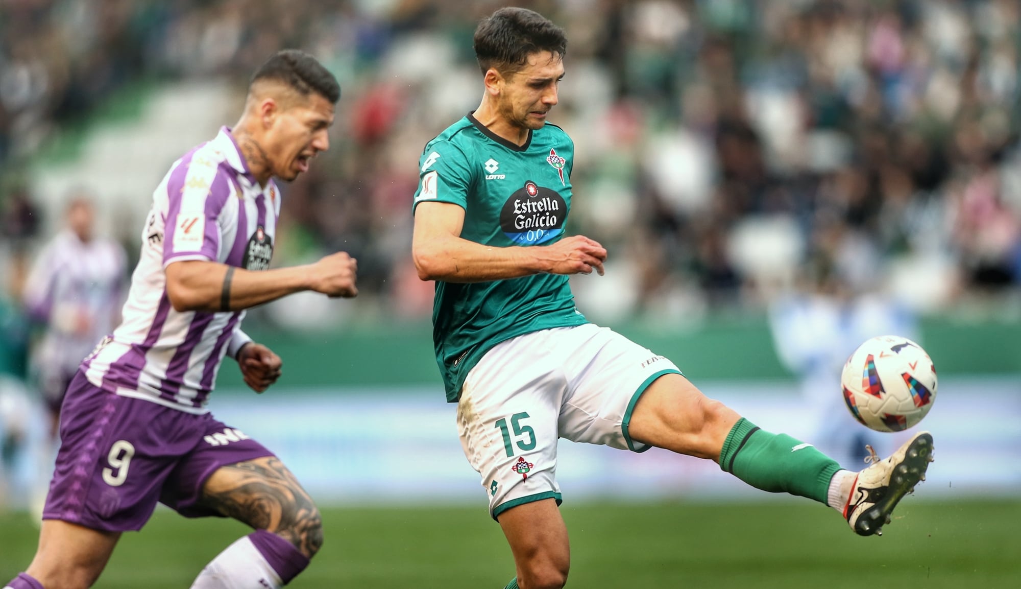 David Castro controla el esférico en una jugada del Racing-Valladolid de la pasada temporada en A Malata (foto: Cadena SER)