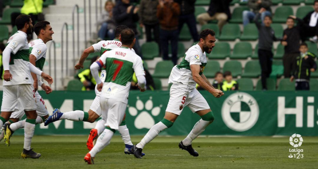 Nino corre a felicitar a Gonzalo Verdú tras anotar el 3-1 para el Elche