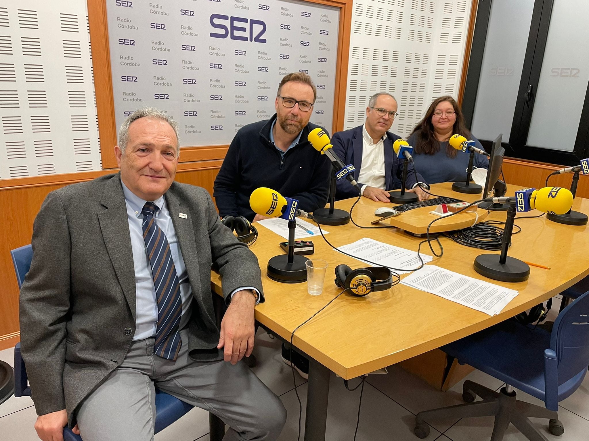 Mariano Gómez, José Manuel León, Vicente Rodríguez y Maria Eugenia Vilchez en el estudio de Radio Córdoba