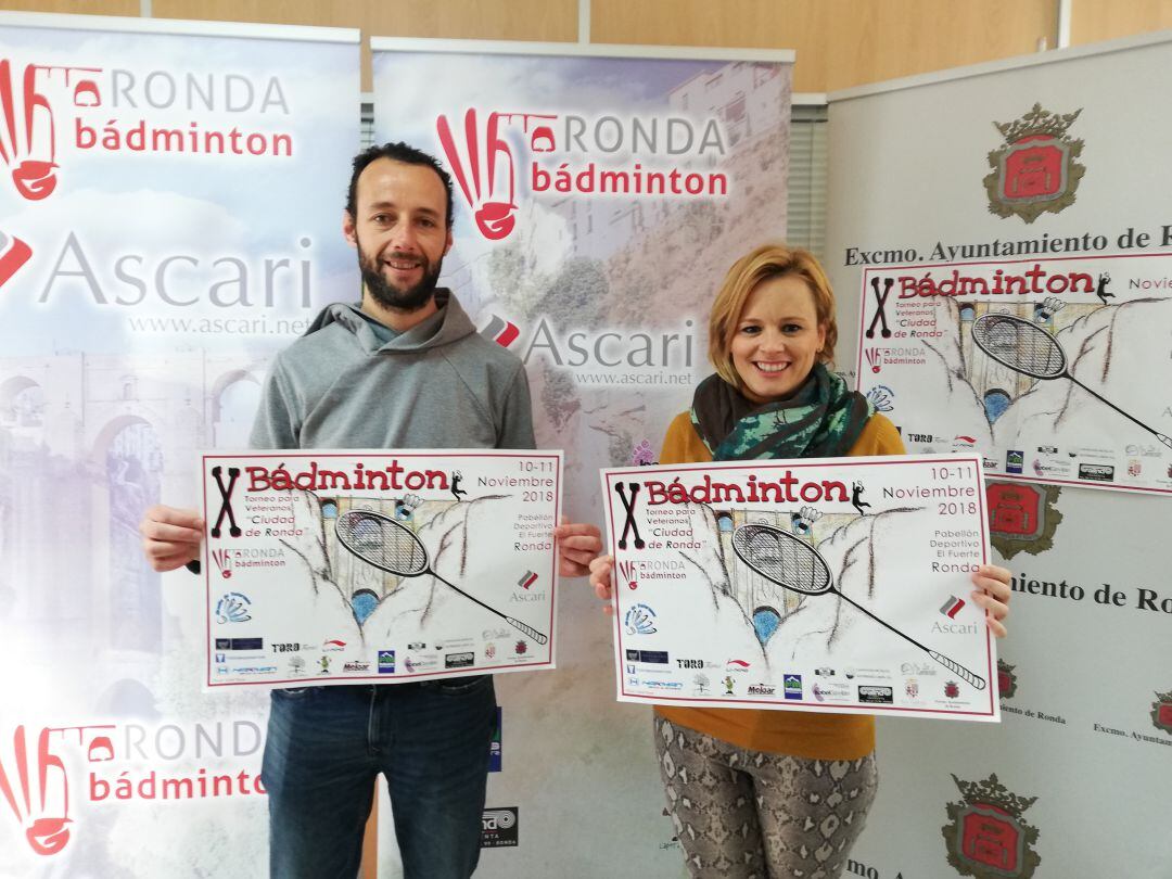 Fran Gil (Club de Bádminton Ascari Ronda) y  María José Sánchez (delegada municipal de Deportes) presentan el cartel de la competición.