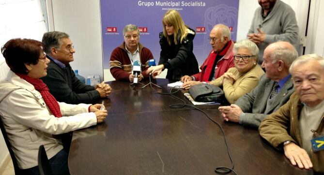 Representantes del Consejo del Mayor y las federaciones de vecinos Solidaridad, Unidad, Cívilis, así como de la asociación vecinal de la barriada de La Luz muestran su rechazo a los efectos de la nueva tasa del agua