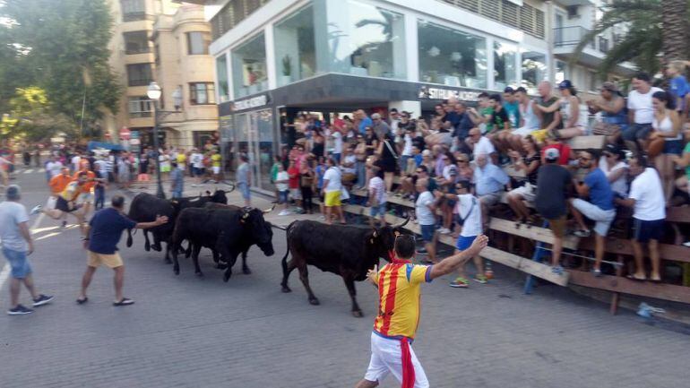 Primera entrada de bous a la mar de las fiestas de Dénia 2017.