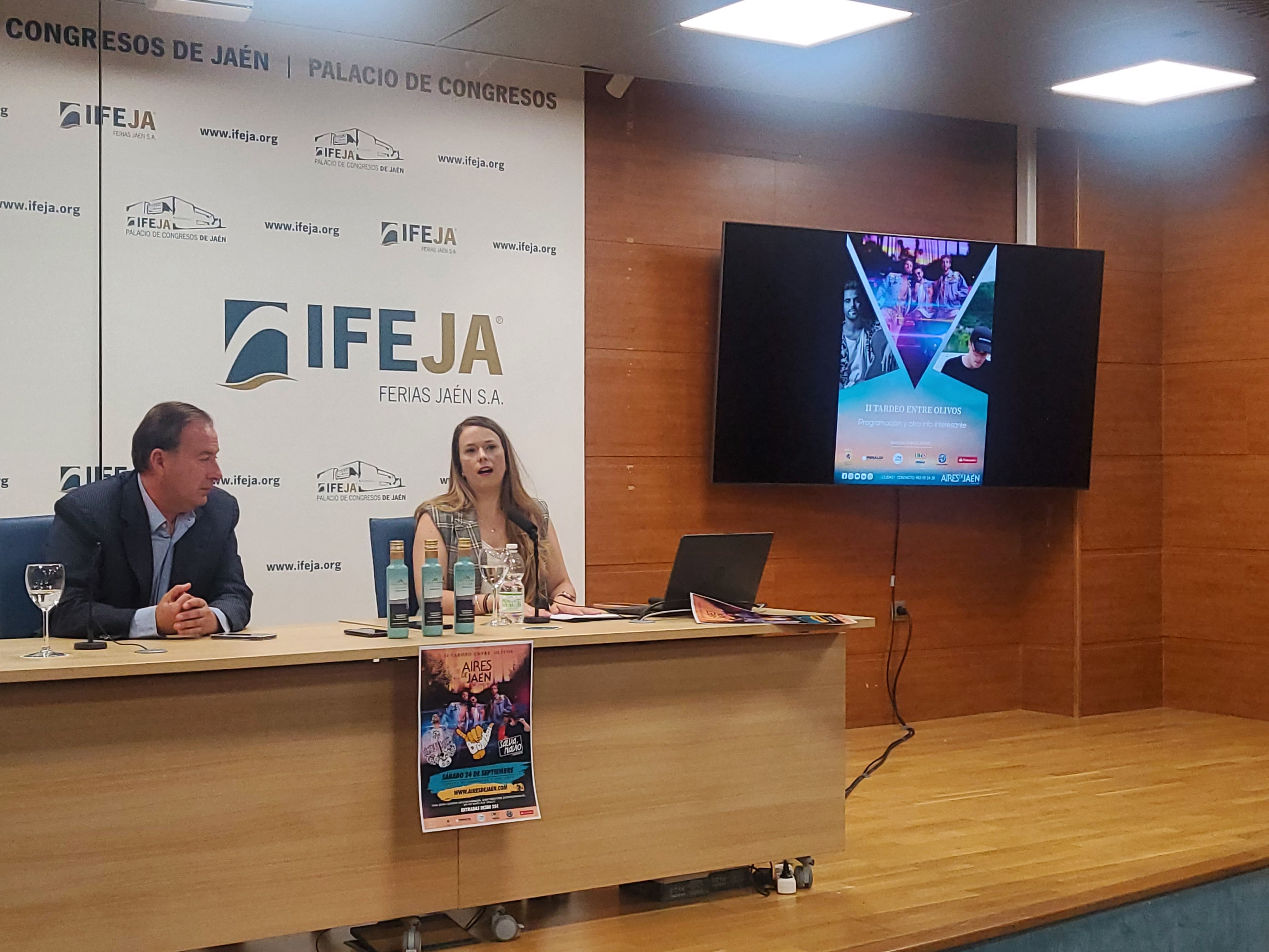 Presentación del II 'Tardeo entre olivos' por Matías López (Gerente Aires de Jaén) y Rocío Chacón (Responsable de marketing de Aires de Jaén.