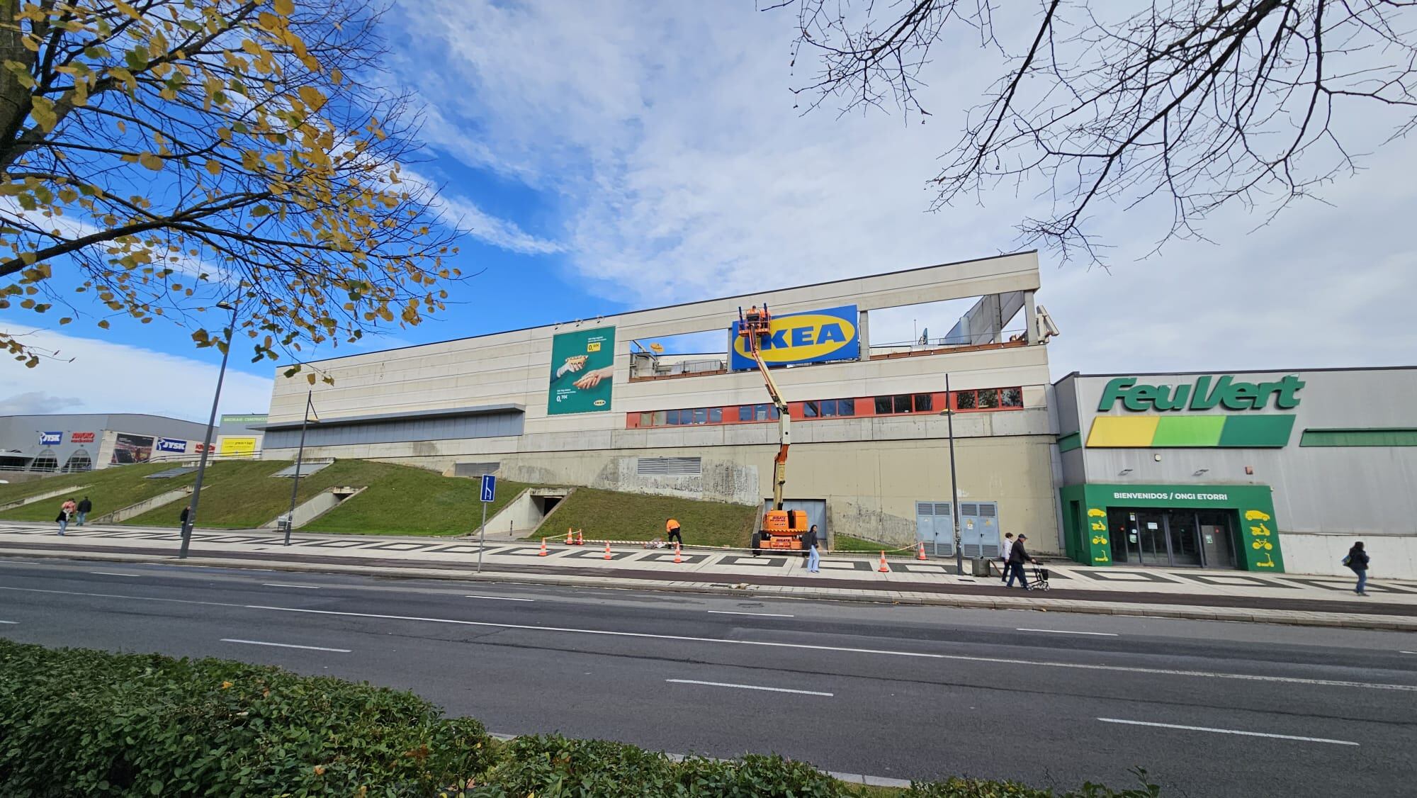Operarios colocan el rótulo de IKEA en El Boulevard