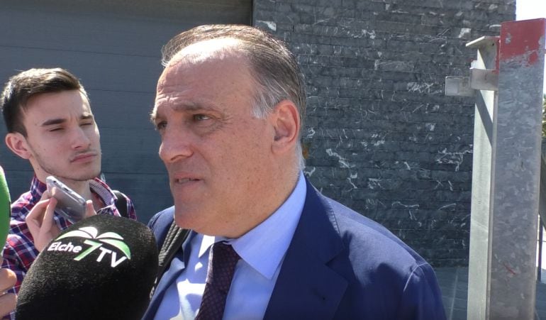 Javier Tebas atiende a los periodistas en la Ciudad de la Justicia de Elche