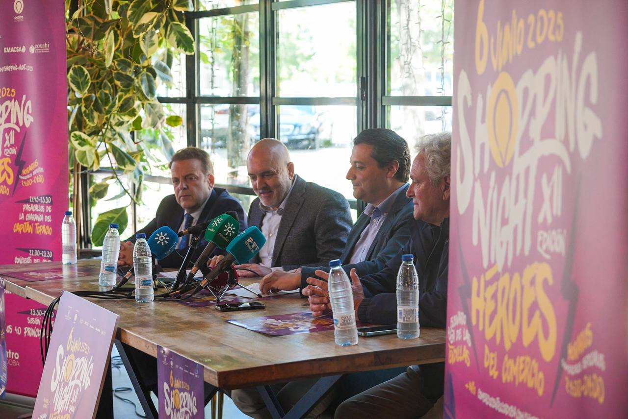 Un momento de la rueda de prensa de la presentación del cartel de la Shopping Night de Córdoba en el Mercado Victoria.