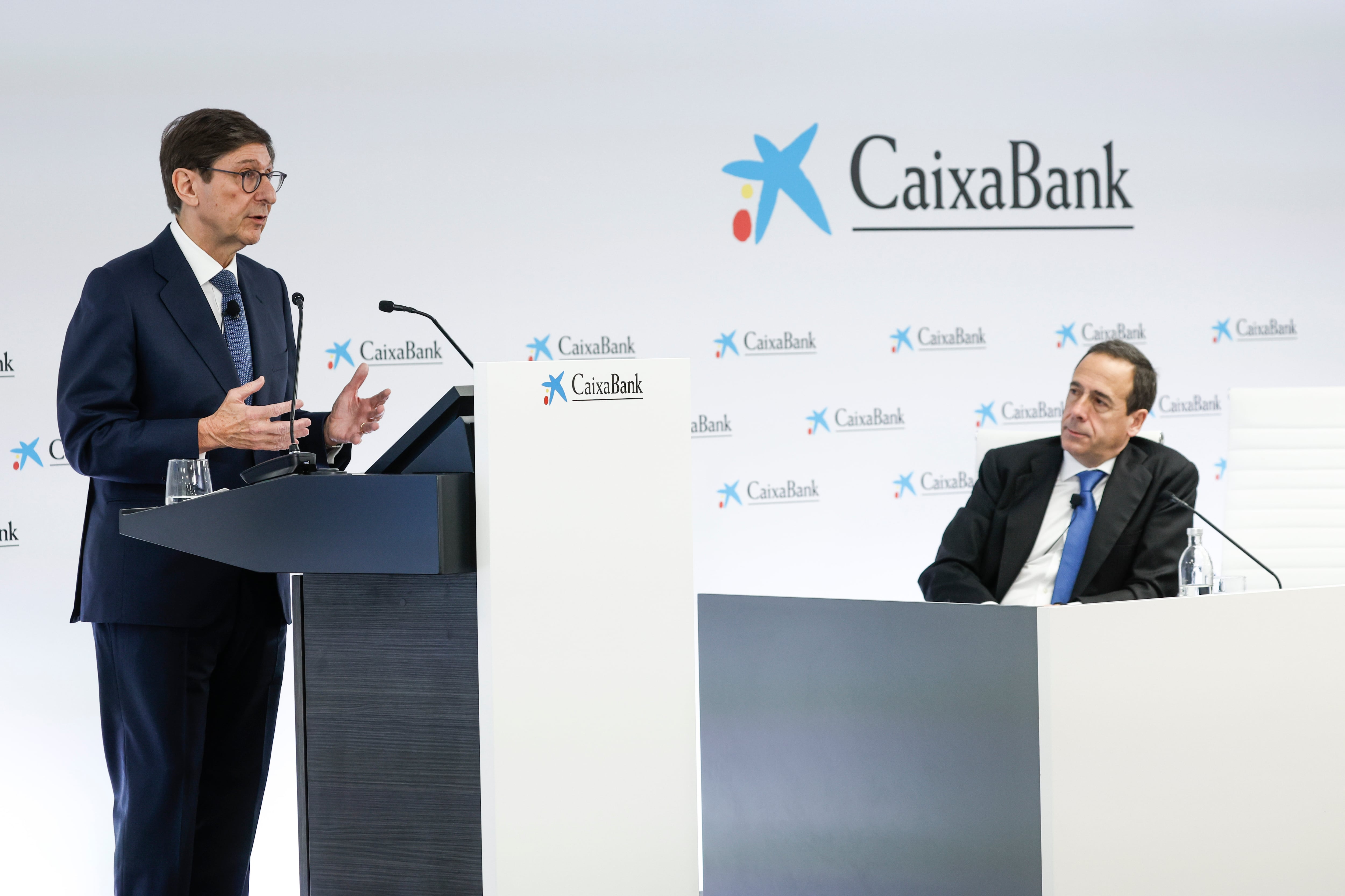 CaixaBank da a conocer este viernes sus resultados correspondientes a 2023 tras un 2022 en el que ganó 3.145 millones de euros, y su presidente, José Ignacio Goirigolzarri (izqda), y su consejero delegado, Gonzalo Gortázar, ofrecen una rueda de prensa.