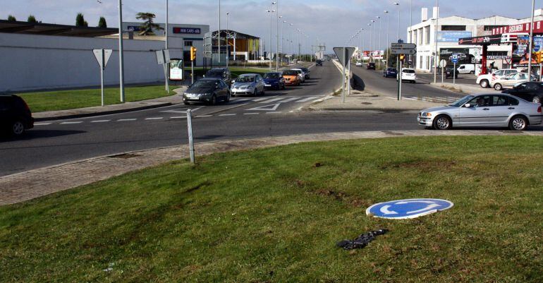Imatge del lloc de l&#039;accident presa el 27 de setembre de 2015. En primer terme, la rotonda on van acabar el cotxe i els cossos de les víctimes i darrere, el pas de vianants per on creuaven les dones.