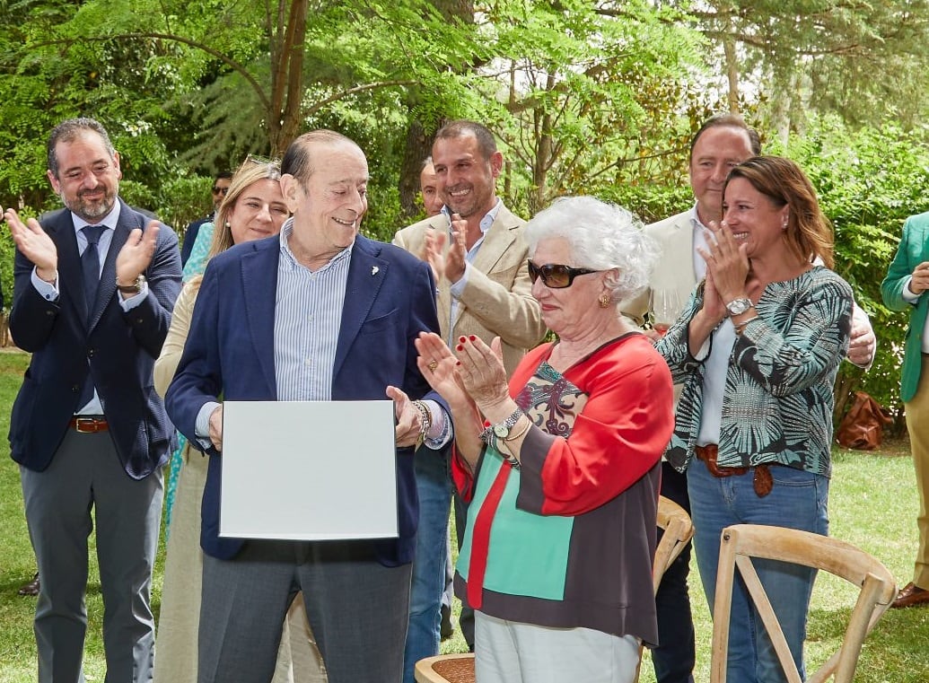 junto a su esposa Mari Luz Cid recibiendo el homenaje de Empresa Familiar de Castilla y León