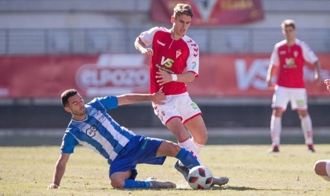 Migue Marín corta el balón ante Josema en el partido de ida