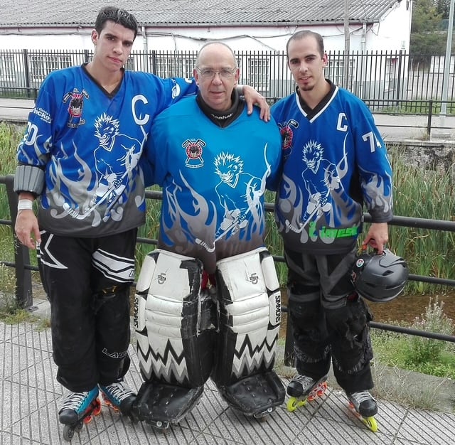 Alberto (centro) en su etapa de portero