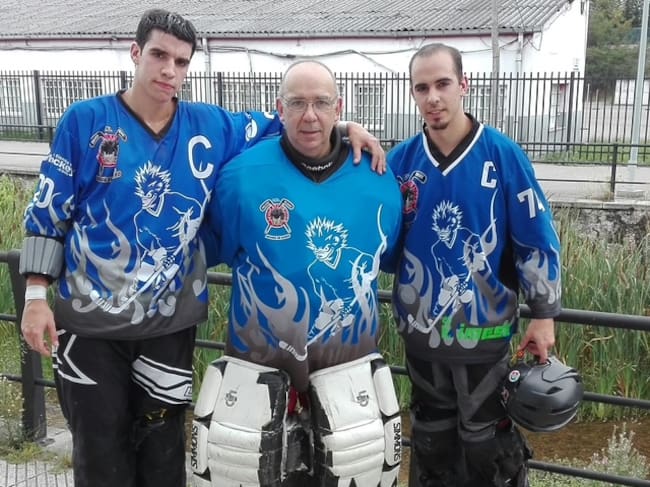 Alberto (centro) en su etapa de portero