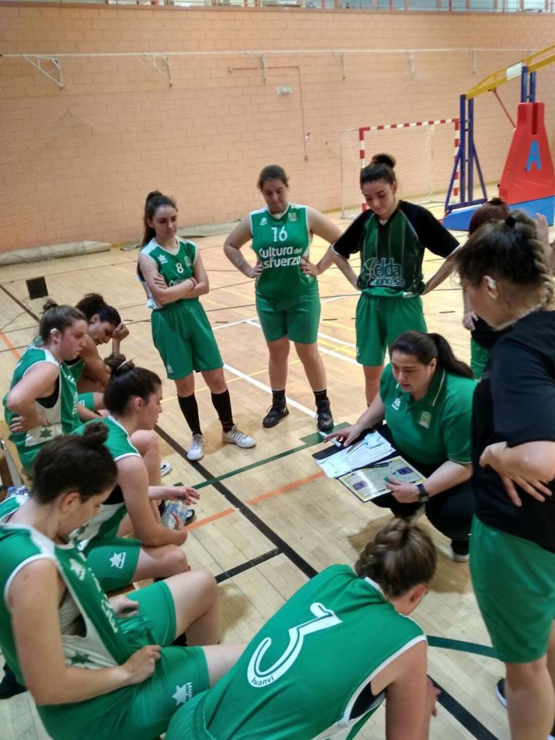 Inma Payá dando instrucciones a sus jugadoras