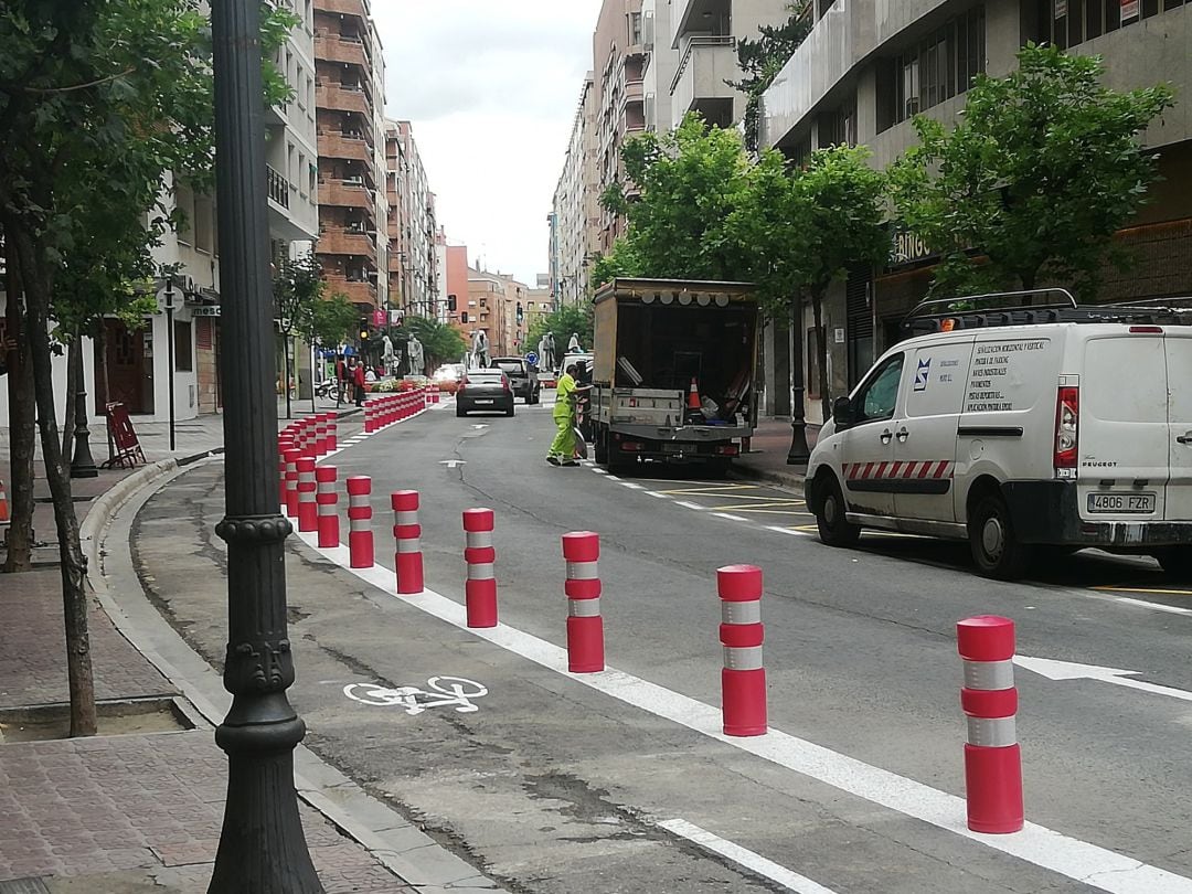 Desde esta mañana, la calle Guardia Civil de Logroño ha cambiado su sentido de tráfico y ha incorporado un nuevo carril bici. 
 