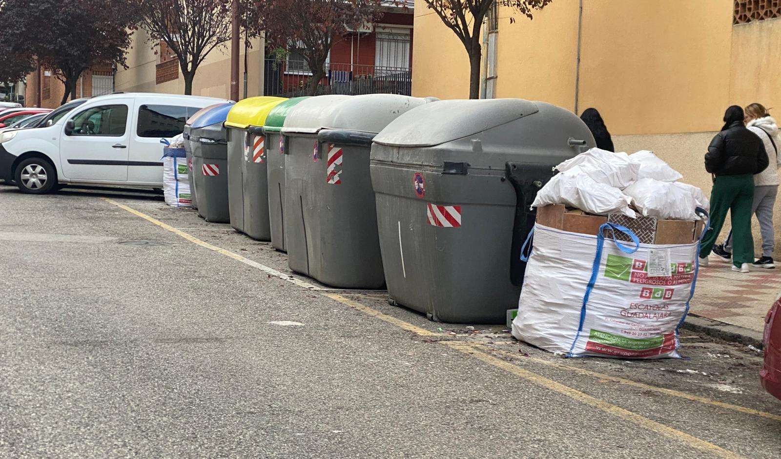 Contenedores de residuos en calle Virgen de la Soledad