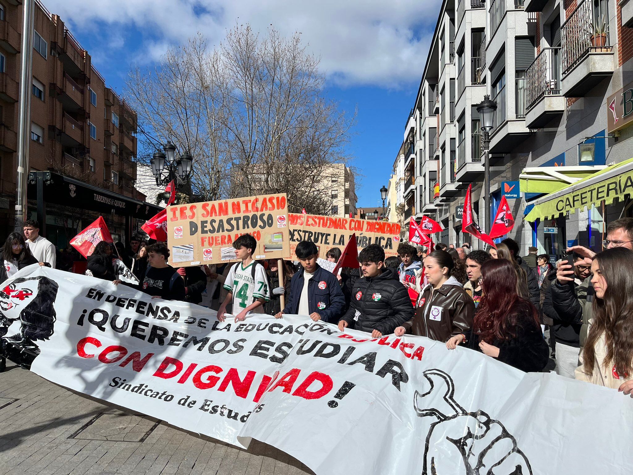 Los estudiantes han recorrido Leganés para reclamar más inversión en los institutos públicos