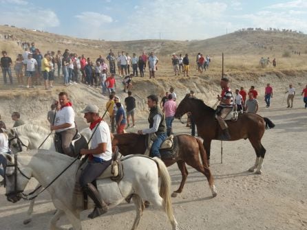 Carlos Fraile, con chaleco verde, a caballo