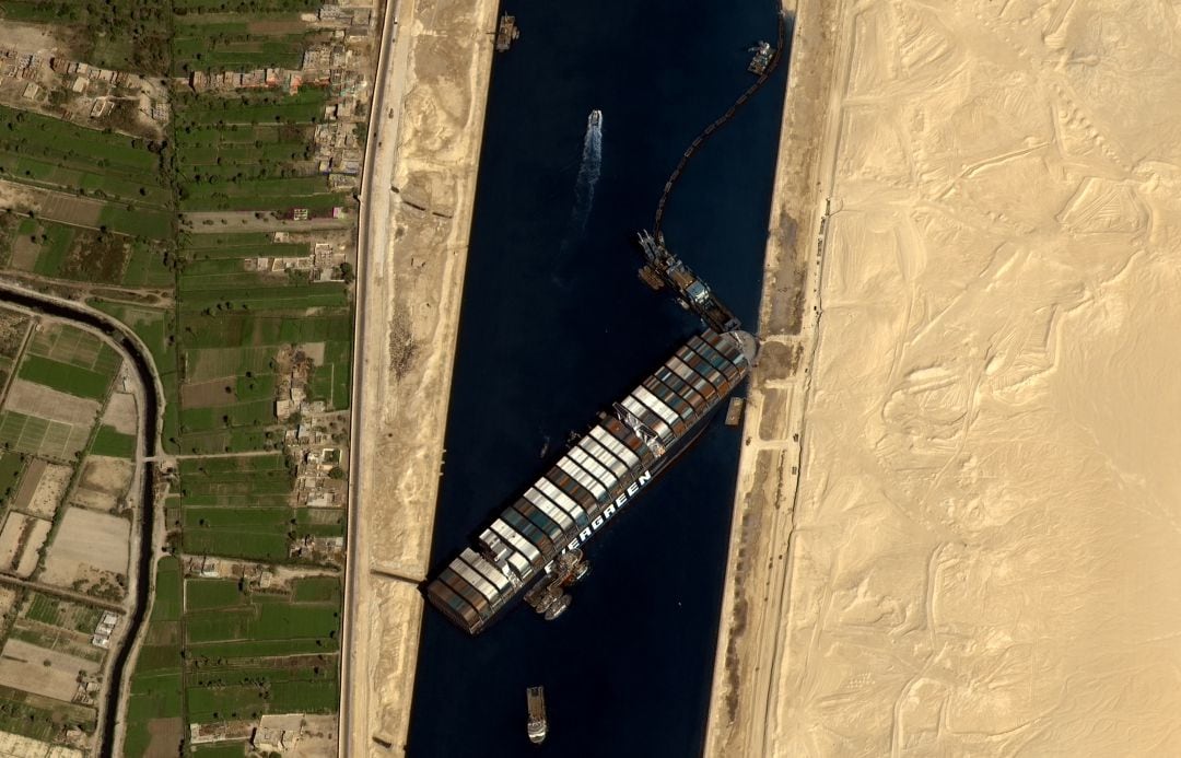 El barco &#039;Ever Given&#039; permanece encallado y bloqueando el Canal de Suez