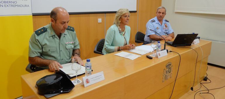 El teniente coronel jefe de la Comandancia de Badajoz, José María Martínez Rangel; la Delegada del Gobierno, Cristina Herrea y  el coronel de la Base Aérea, Ángel Fernández de Andrés