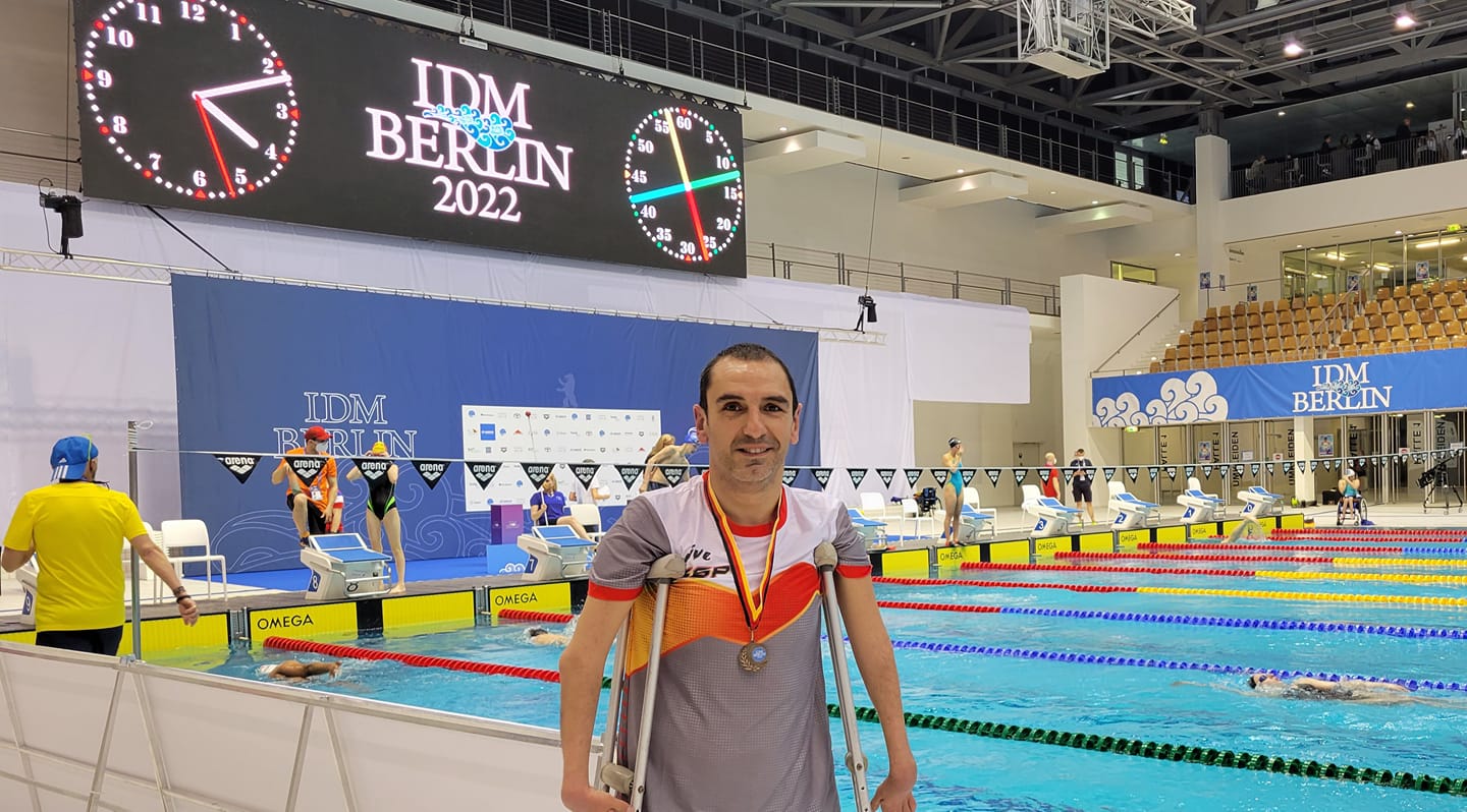 Miguel Ángel Martínez Tajuelo con una de sus recientes medallas alcanzadas el presente año.